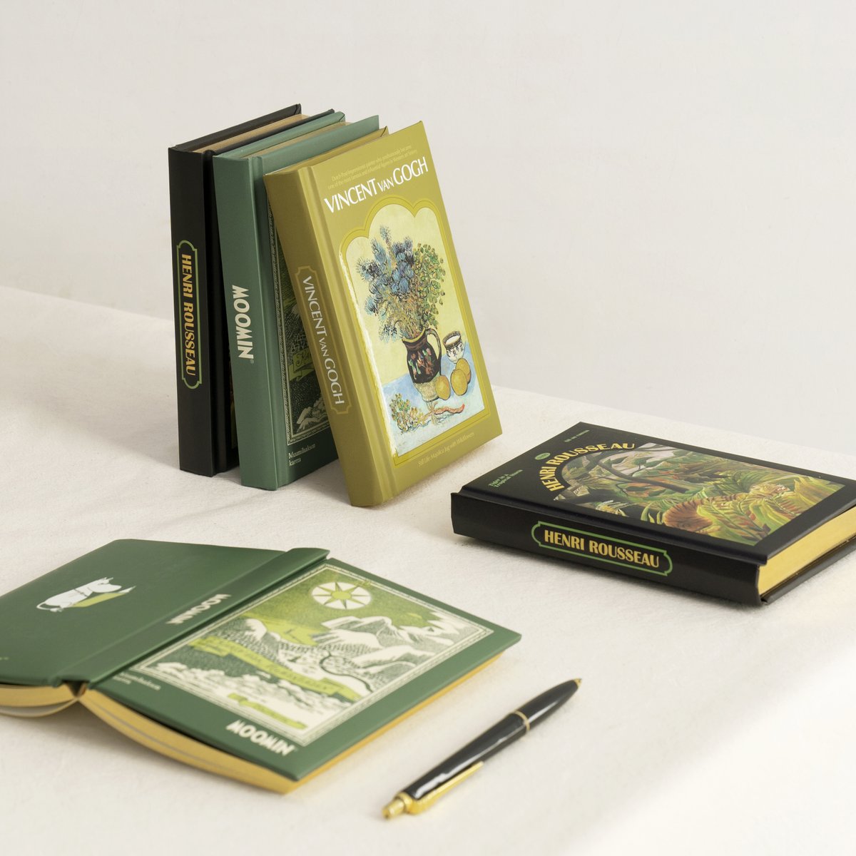 새해에는 새 마음으로.
새 마음은 새 노트에!

2022년, 여러분의 기록생활을 응원하며 준비한
1월 두번째 선물은 노트입니다. 

금박 양장 노트 / 미니 금장 노트 / 일러스트 양장노트 
3가지 제형으로 준비하였습니다! 
(물론 디자인은 더욱 다양합니다.) 

bit.ly/3EBucsJ