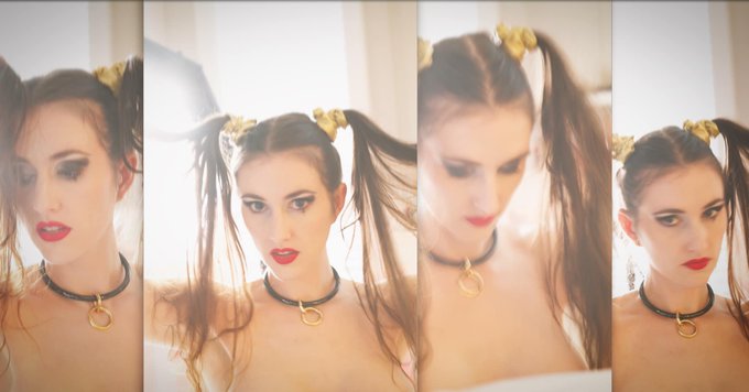 Versions of me, succeed me. Why so many? Les versions de moi se succ&egrave;dent. Sans que je ne les poss&egrave;dent<a href="/tag/photography"class="tags"><span>#photography</span></a><a href="/tag/french"class="tags"><span>#french</span></a><a href="/tag/poetry"class="tags"><span>#poetry</span></a><a href="/tag/redlips"class="tags"><span>#redlips</span></a><a href="/tag/fridaymood"class="tags"><span>#fridaymood</span></a>