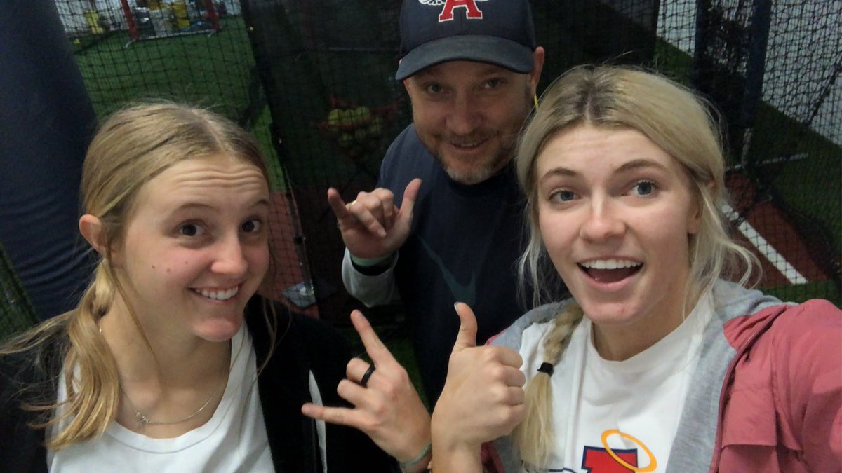megannnwilcoxxx's tweet photo. so glad to be starting hitting again!! cast is off and front hand is about to be jacked, #seeyouin6weeks https://t.co/d3JZcrMpdk