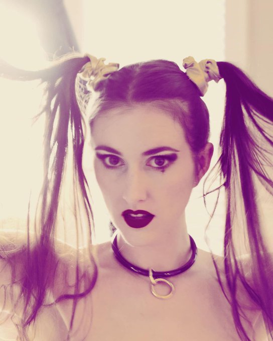 Et si tu ne voyais que les couleurs de tes regrets. Verrais-tu ta vie en rose? If you would only see<a href="/tag/life"class="tags"><span>#life</span></a><a href="/tag/photography"class="tags"><span>#photography</span></a><a href="/tag/portrait"class="tags"><span>#portrait</span></a><a href="/tag/thoughts"class="tags"><span>#thoughts</span></a><a href="/tag/alt"class="tags"><span>#alt</span></a><a href="/tag/goth"class="tags"><span>#goth</span></a>