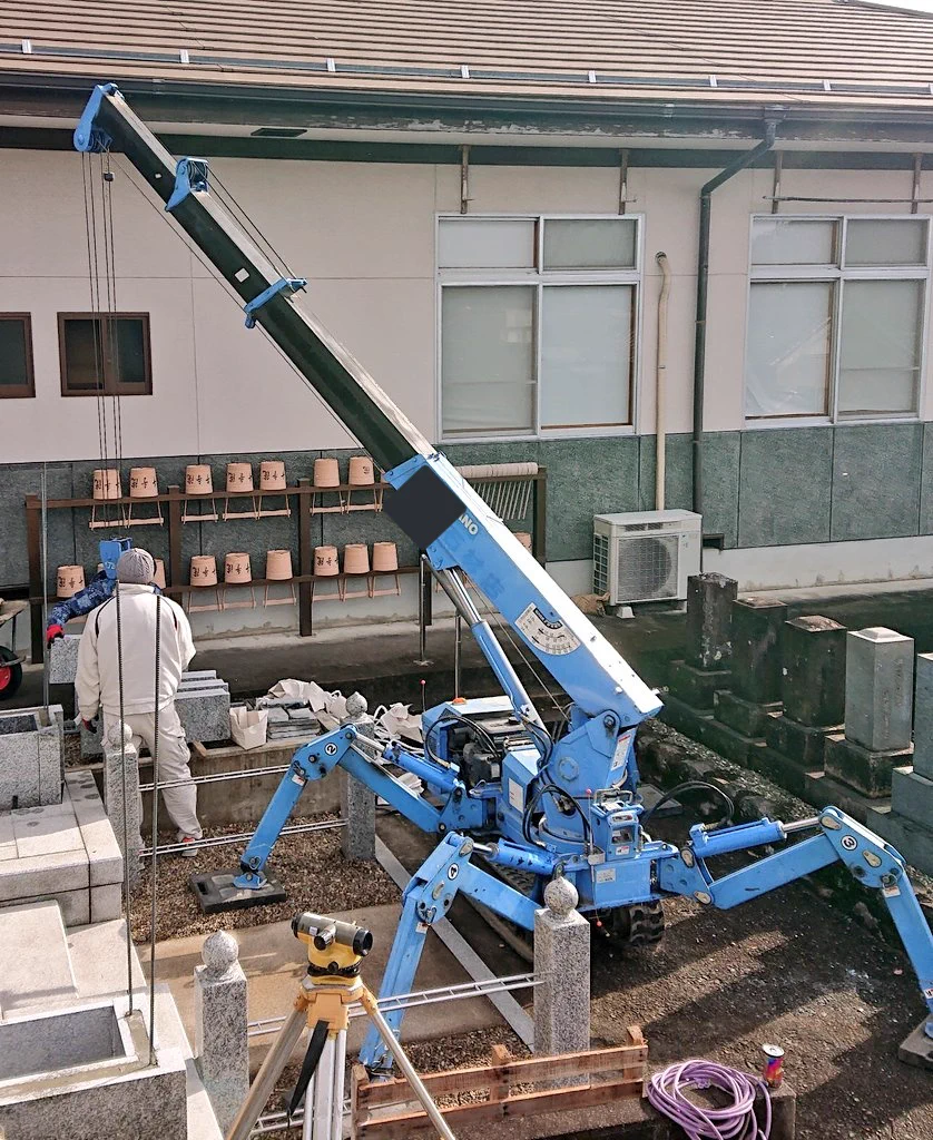 石屋さんが使っている小型クレーン、あのアニメに出てくるロボットみたい！