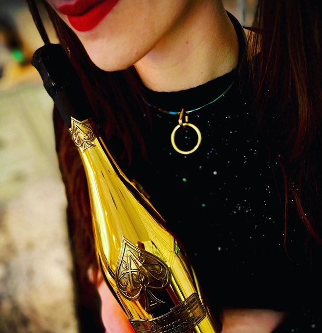 C&eacute;l&eacute;brons les petites choses de la vie. Que l'on ne se perdent pas dans l'oublie. #armanddebrignac #champagne<a href="/tag/party"class="tags"><span>#party</span></a><a href="/tag/celebration"class="tags"><span>#celebration</span></a><a href="/tag/redlips"class="tags"><span>#redlips</span></a><a href="/tag/champagne"class="tags"><span>#champagne</span></a><a href="/tag/collar"class="tags"><span>#collar</span></a>