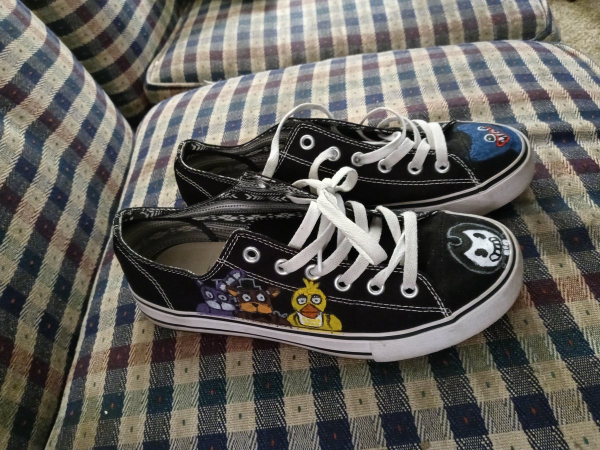 FelixTheAwkward's tweet photo. I finished my hand painted indie horror game shoes! I love how they came out!! #BATIM #fnaf #LittleNightmares2 #PoppyPlaytime #handpainted #shoe #custom #indiegames #horror #indiehorror https://t.co/Ink9qWXGze