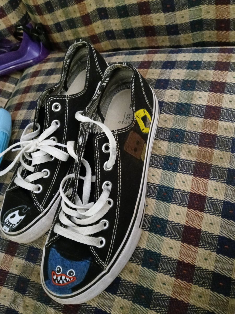 FelixTheAwkward's tweet photo. I finished my hand painted indie horror game shoes! I love how they came out!! #BATIM #fnaf #LittleNightmares2 #PoppyPlaytime #handpainted #shoe #custom #indiegames #horror #indiehorror https://t.co/Ink9qWXGze