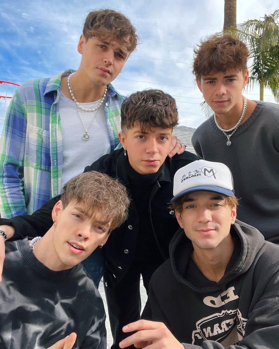brightestbesson's tweet photo. my safe space forever <3 

@whydontwemusic 🤍🤍 https://t.co/t3tWL5ZIra