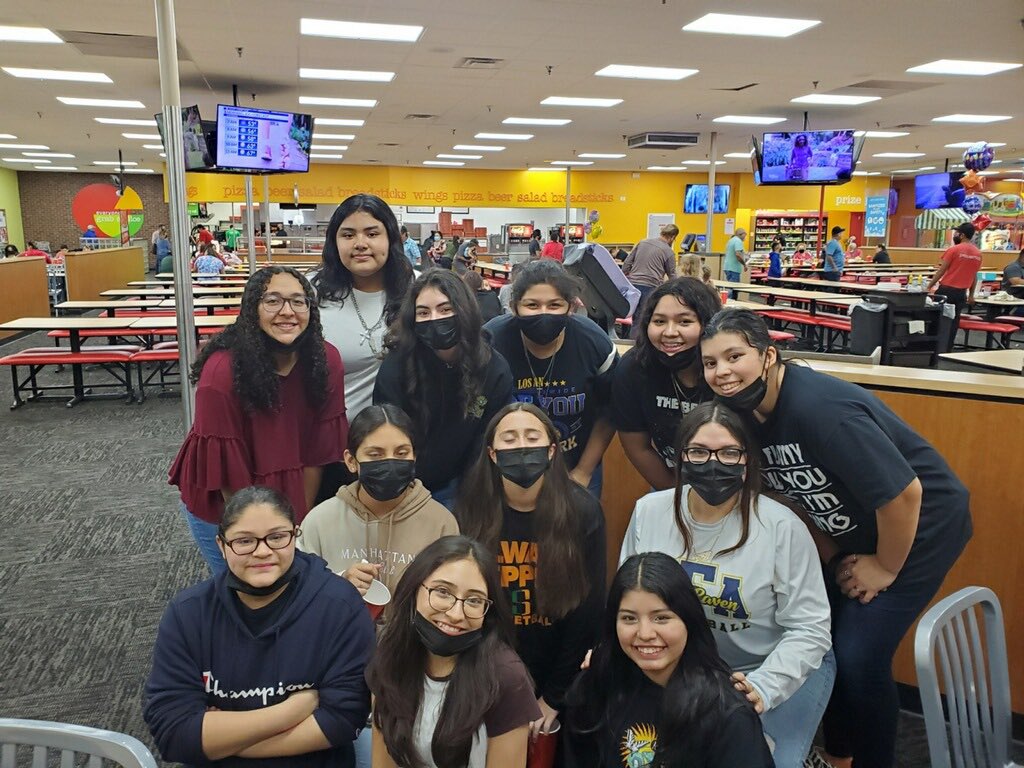 HHSSGBB's tweet photo. Gold Lady Ravens Team Bonding Pizza night! Thank you Mr. Alvarado for hosting girls tonight! Go Lady Ravens! 💙🏀 https://t.co/UmpqpFGhZX
