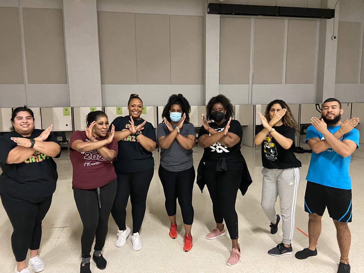 AliefCrossroads's tweet photo. Mixfit with @Teach_CartyV was too good to miss! Our weekly workouts after school for staff are the best midweek refresher. @AliefISD @tgwickliffe @AliefABL #healthybody #healthymind #2022Goals https://t.co/YXIMASESJ0