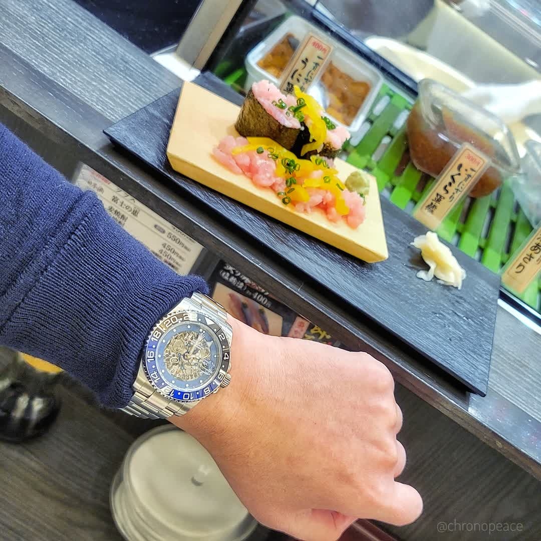 chronopeace's tweet photo. バットマンスケルトンと共に、恒例の空港立ち食い寿司にて。 Stand-up airport sushi and my skeleton Batman.
#skeletonconceptofficial #skeletonconcept #skeletonconcept #カスタムロレックス #ロレックス #gmtmaster2 #gmtmaster2batman #gmtマスター2 #gmtマスター2バットマン https://t.co/pqjQTeVdR7
