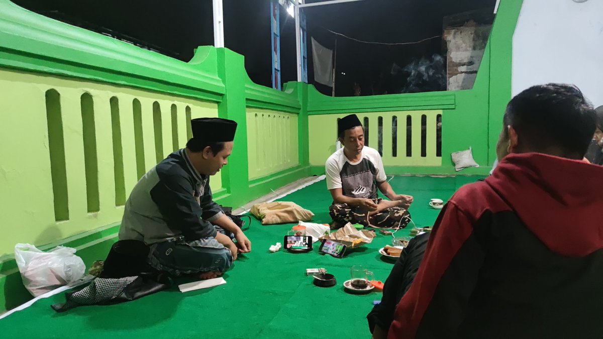 El_moebarok's tweet photo. malam jumat kelon ❌
malam jumat cangkrukan ✔️ https://t.co/X3w1JYBMQd