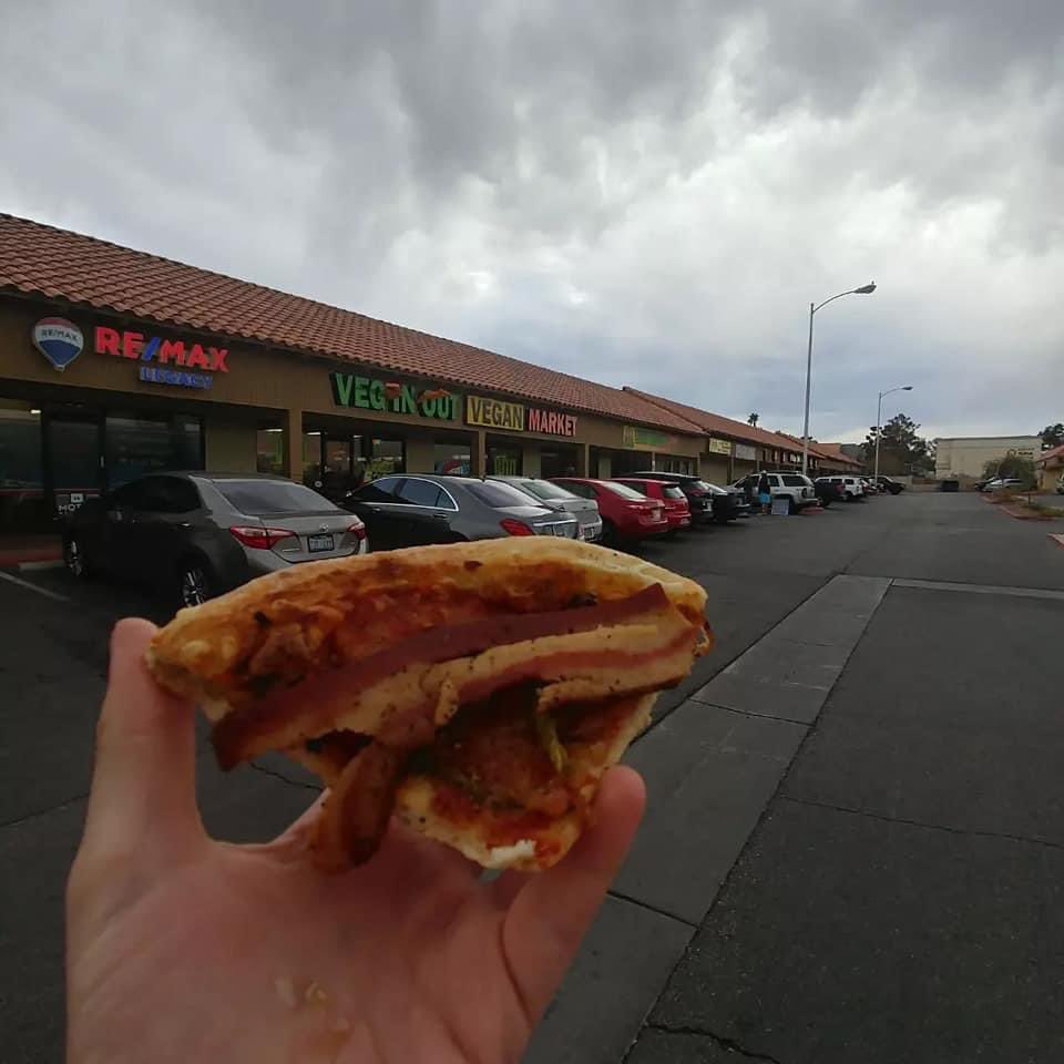 Second lunch 😂 with @thrillingfoods Bakon on the Supreme pizza from @blackbirdseitan ! Both in s