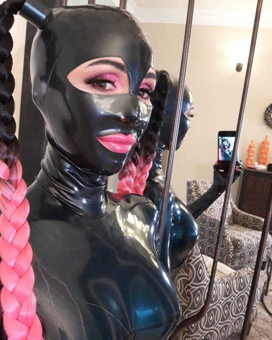 Had a great time in rubber today! Das war heute eine tolle Zeit in #latex #Rubberdoll 
#latexmaske von