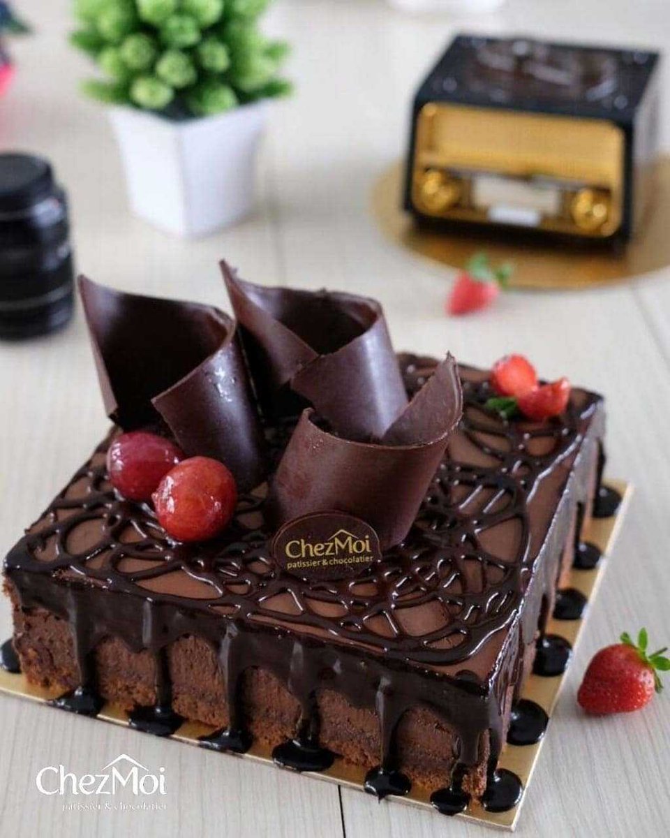 ChezMoipastry's tweet photo. Calling all chocolate lovers 🍫
Ada Grand Crue Cake, pasti akan disukai semua anggota keluarga saat jadi cemilan ngmpul bersama. Pesan sekarang yuk.. #ChezMoiPastry https://t.co/laWOJ95yiT