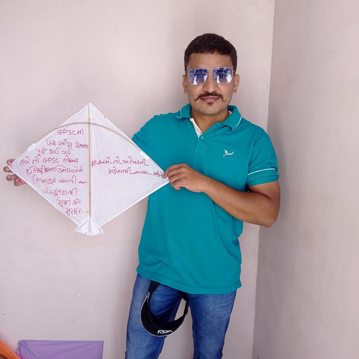 NiravJoshi0's tweet photo. આવા ય મહોત્સ ઉજવવા પડશે "વિકાસના" રાજમાં એ ખબર નો'તી....

કેવા દિવસો આવી ગયા છે!!! નઈ???

#बेरोजगार_युवा_पतंग_महोत्सव https://t.co/SKEbvlyNGz