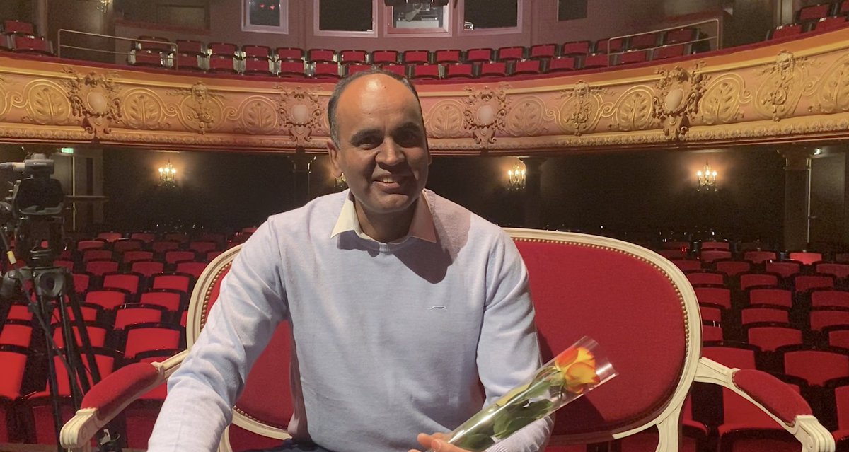 Lever de Rideau | Suliman, vendeur de roses à Clermont-Ferrand <a href="/olivierbianchi1/">Olivier Bianchi</a> @clrmntmetropole @_marcproduction @ma_roquejoffre <a href="/ccipuydedome/">CCI Puy-de-Dôme Clermont Auvergne Métropole</a> @poleemploi_ara <a href="/plantoscope/">Le Plantoscope 🌱🔬🌸 @plantoscope.bsky.social</a> @artisanatfr @artisanat63 #LeverdeRideau #Interview #Vidéo #Fleuriste #Commerce swll.to/gd4J8bA