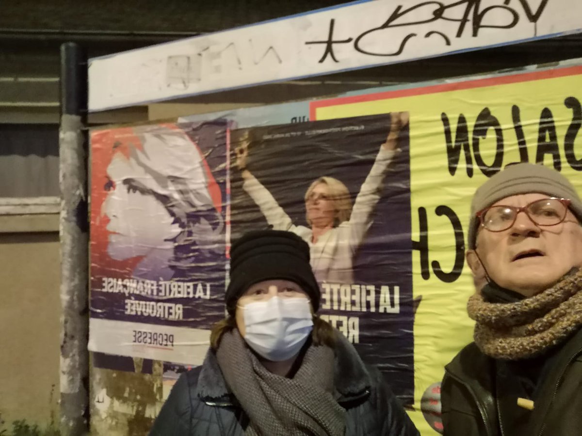 AvecPecresse22's tweet photo. Bravo aux équipes de #SaintBrieuc qui ont commencé à coller pour #ValeriePecresse hier soir ! @vpecresse https://t.co/Ur8ghXbDS2