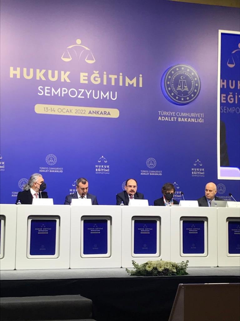 usanfatih's tweet photo. #hukukegitimi Sempozyumunun II. günü Hukuk Öğretiminde Yeni Metodlar başlıklı oturum, başkanlığımda halef selef olduğumuz Sevgili Dekanım Prof Dr Hayri Bozgeyik Hocanın @AYBUHUKFAK nin benimsediği  metodlar hakkında bilgi verdiği sunumla başladı. https://t.co/FAtFUhPTJA
