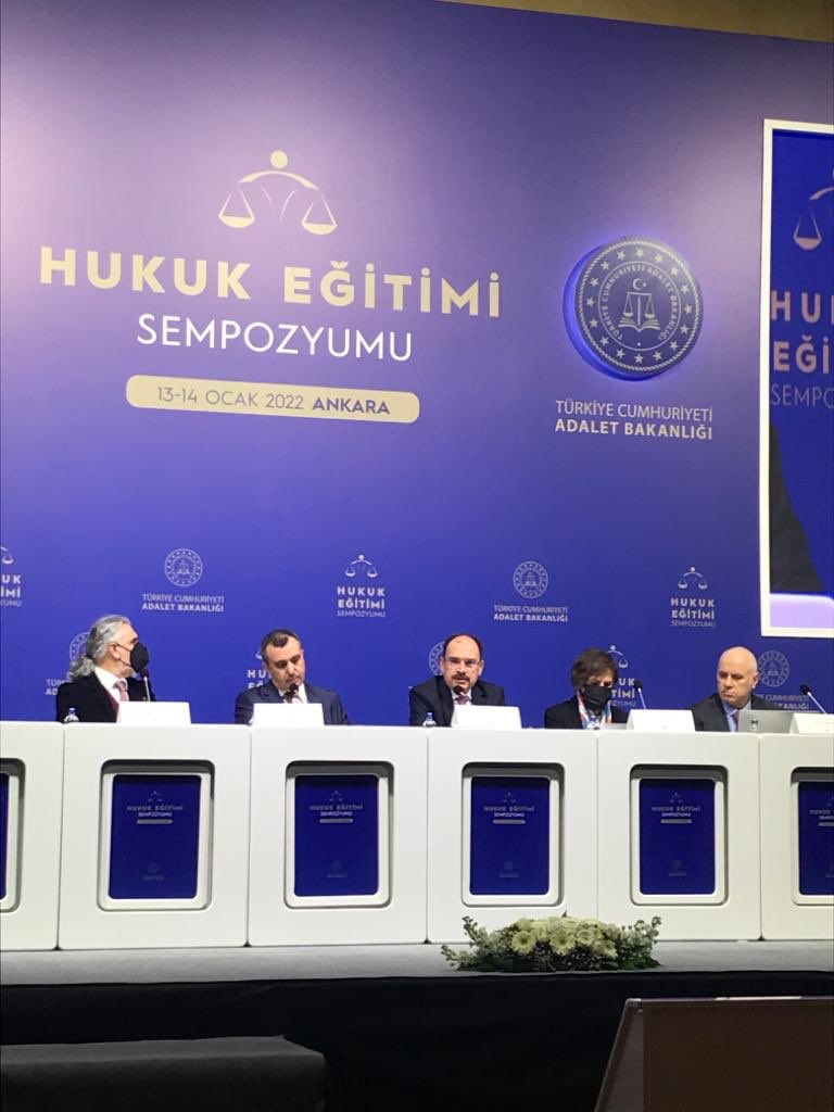 usanfatih's tweet photo. #hukukegitimi Sempozyumunun II. günü Hukuk Öğretiminde Yeni Metodlar başlıklı oturum, başkanlığımda halef selef olduğumuz Sevgili Dekanım Prof Dr Hayri Bozgeyik Hocanın @AYBUHUKFAK nin benimsediği  metodlar hakkında bilgi verdiği sunumla başladı. https://t.co/FAtFUhPTJA