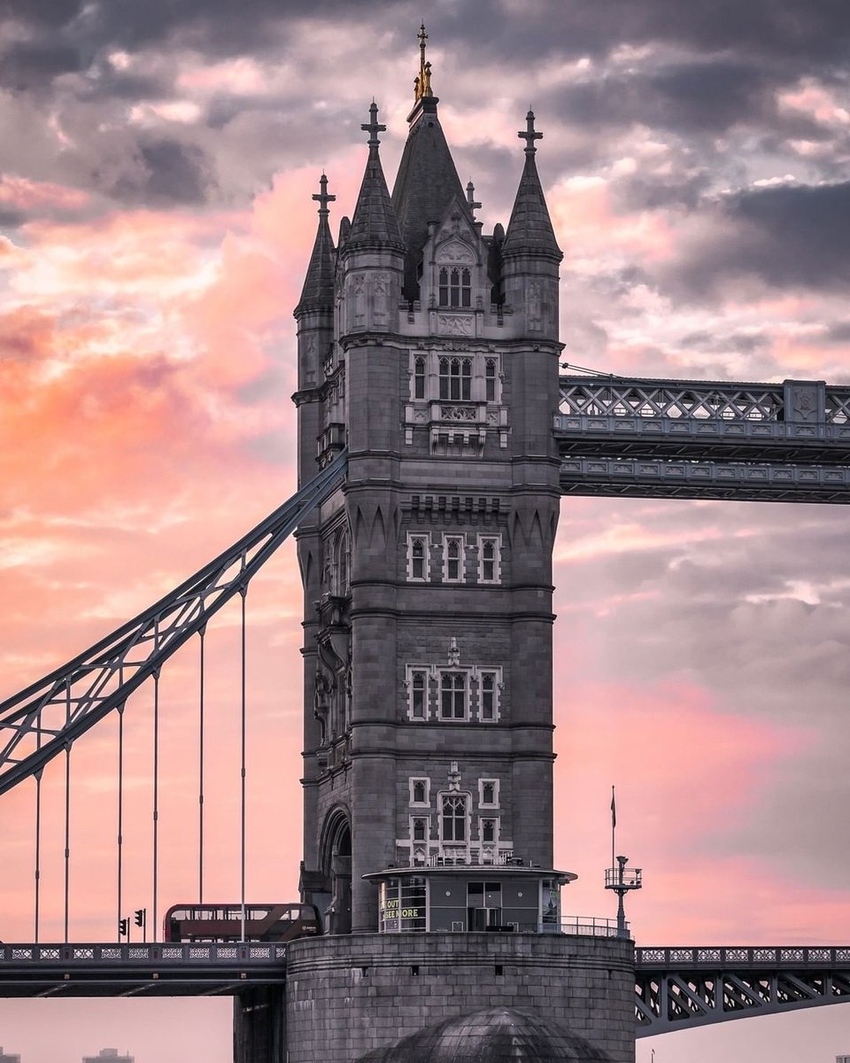 💕💕London in pink! 💕💕 
Thank you <a href="/rems_voyage/">Reumel Brooks</a> 👏😍
📸 343/365 - ✨Tower Bridge ✨ -