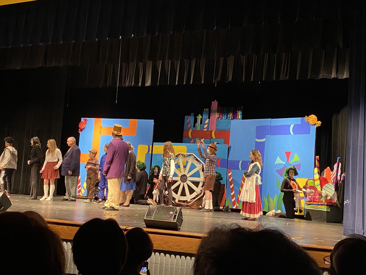 Connieteach's tweet photo. So much talent tonight in the @BarnwellMS performance of Willy Wonka! Bravo! 🎭 👏🏻 #FHSDPride https://t.co/3e6nbHAaSQ