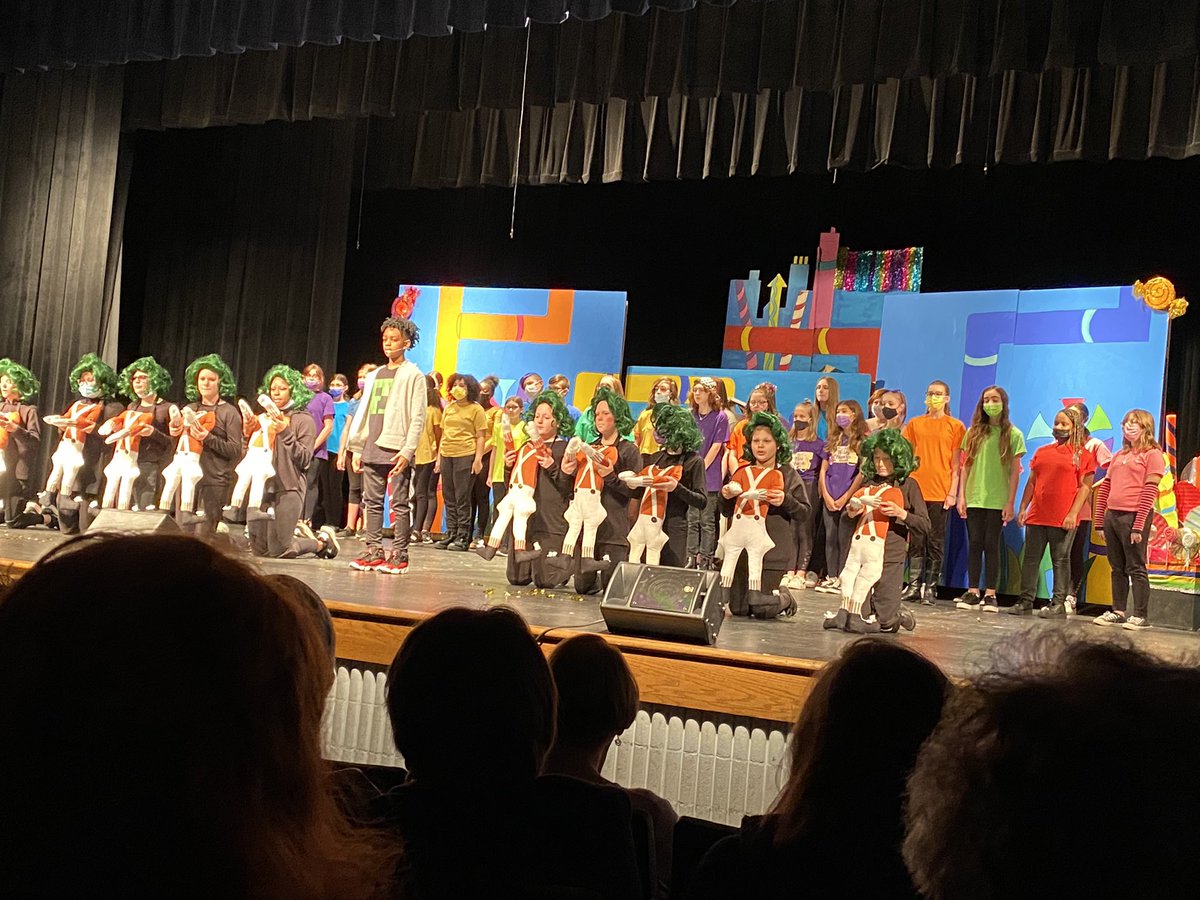Connieteach's tweet photo. So much talent tonight in the @BarnwellMS performance of Willy Wonka! Bravo! 🎭 👏🏻 #FHSDPride https://t.co/3e6nbHAaSQ