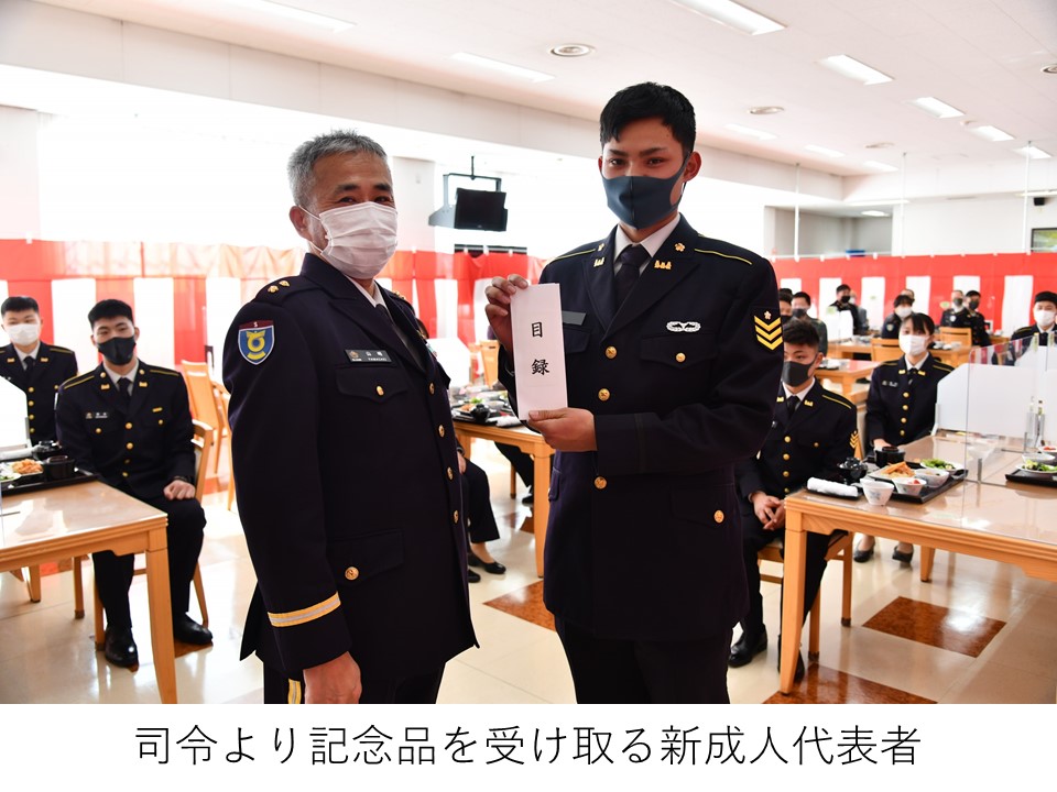JGSDF__Katsuta's tweet photo. 令和4年を迎えました🐯ツイッターをご覧の皆様、本年もよろしくお願いいたします🎍
#勝田駐屯地 は1月13日、駐屯地成人行事を行い、新成人26名の門出を祝福しました✨部隊長などが見守る中、新成人は直筆で書いた「新成人の抱負」を力強く読み上げ、決意を新たにしました☺️
#成人式 #自衛隊 #茨城 https://t.co/ubtT2in5ae