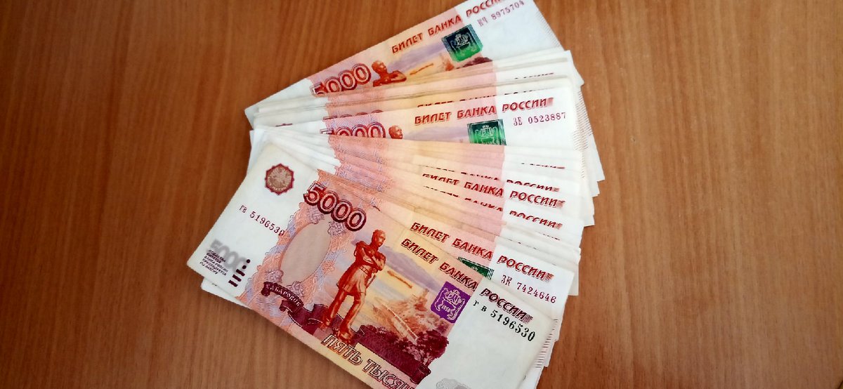 Сто тысяч рублей в руках. Зарплата. Сто тысяч. 100 тысяч проблем. Зарплата.