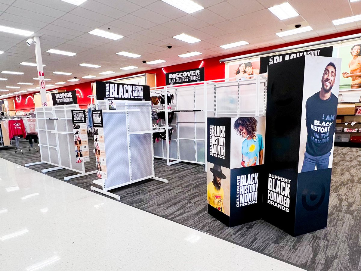 kaylee_vm2149's tweet photo. the process of setting a floor pad: fixture blocking, signing, and merchandising 
✨
each step is crucial to create inspiring moments for our guests! it’s amazing how this process can completely transform a space! 
#visualmerchandising #target #BlackHistoryMonth @Target  #t2149 https://t.co/uqJZBk6cXn