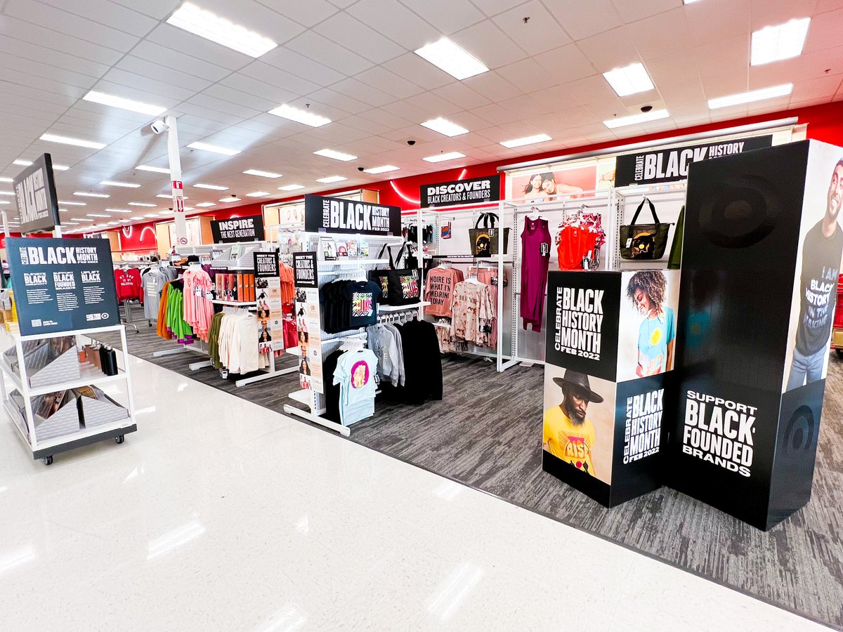 kaylee_vm2149's tweet photo. the process of setting a floor pad: fixture blocking, signing, and merchandising 
✨
each step is crucial to create inspiring moments for our guests! it’s amazing how this process can completely transform a space! 
#visualmerchandising #target #BlackHistoryMonth @Target  #t2149 https://t.co/uqJZBk6cXn