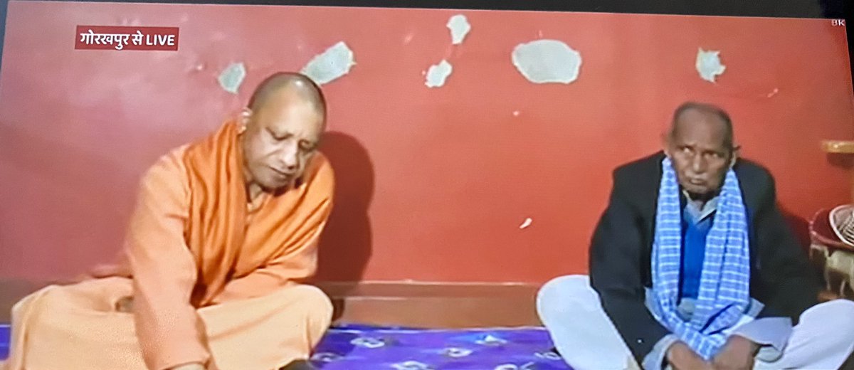 TheShudra's tweet photo. #UPElection2022 : गोरखपुर में एक दलित कार्यकर्ता के घर खाना खाने पहुँचे यूपी के सीएम @myogiadityanath, अमृतलाल भारती के घर पहुँचे योगी। आपकी क्या राय है ? https://t.co/yNJrwnVqZe