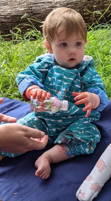During Forest Babies our activities are based around nature - one of the things we like to make are treasure bottles using leaves, flowers and nature finds.  #playandstay #babysensoryyork #natureplay #outdoorplay #yorkfamilies #vitamind #babygroupsyork #yorkmumbler