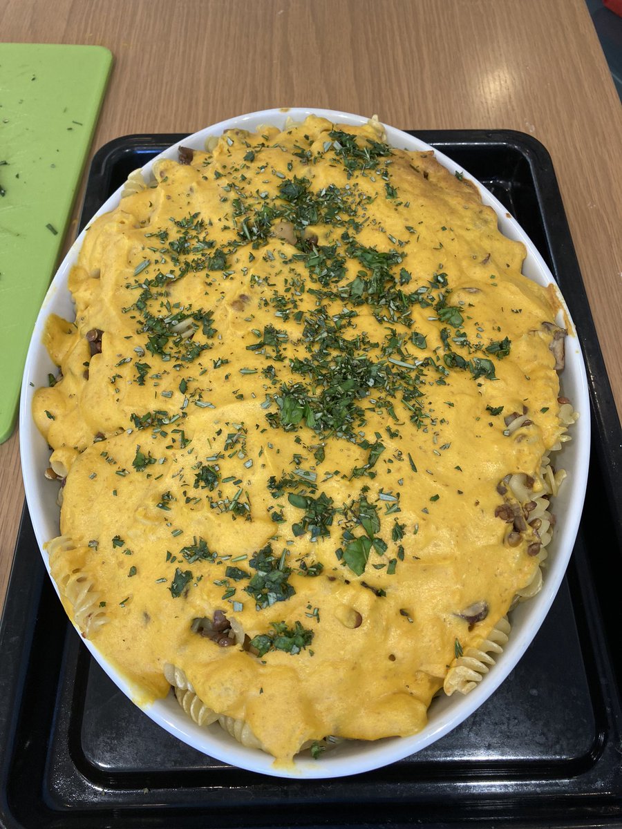 MSTmiddleschool's tweet photo. #MSTEucalyptus is back. There’s been math presentations, delicious cheesy #vegan pasta, and even #adolescents in quarantine due to overseas travel helping clean the environment at the end of the day using the Roomba! #WeAreMST #MSTresponsibility #montessori https://t.co/BPS37jUU25