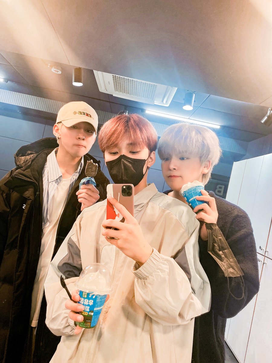 DIA_CRUNCH's tweet photo. [#찬영] 현오 형이 게임에서 져서 사준 아이스크림🥰🥰
#디아나 #디크런치 #현오형고마웡.. https://t.co/VKH8FyE1fG