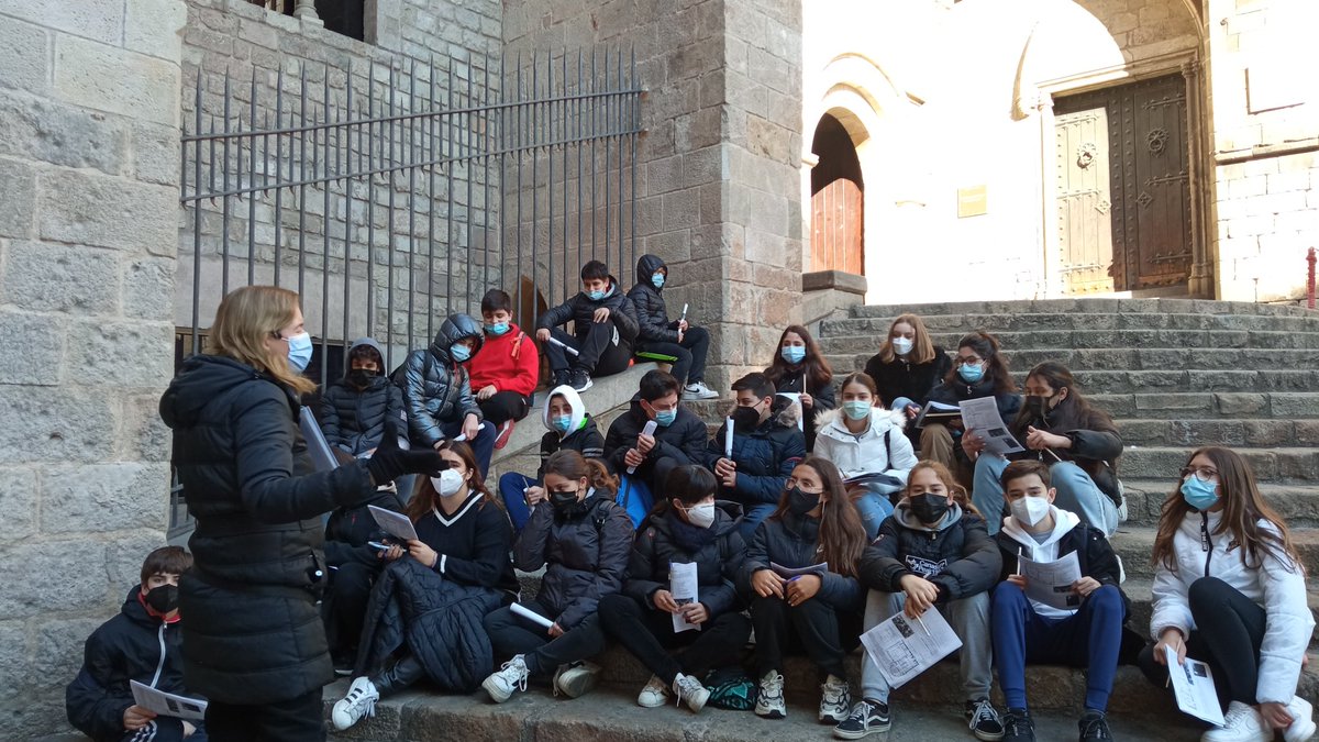 inselcalamot's tweet photo. Ahir va ser el torn dels alumnes de 2n ESO B i D amb la ruta d'art gòtic per Barcelona. Van poder gaudir d'alguns dels edificis més emblemàtics i d'una bona passejada pels carrers de Ciutat Vella. #ESOCalamot #ABP #aprenentatgeperprojectes #projectesambits #projectes #aprenemfent https://t.co/ubOHoLUKUv