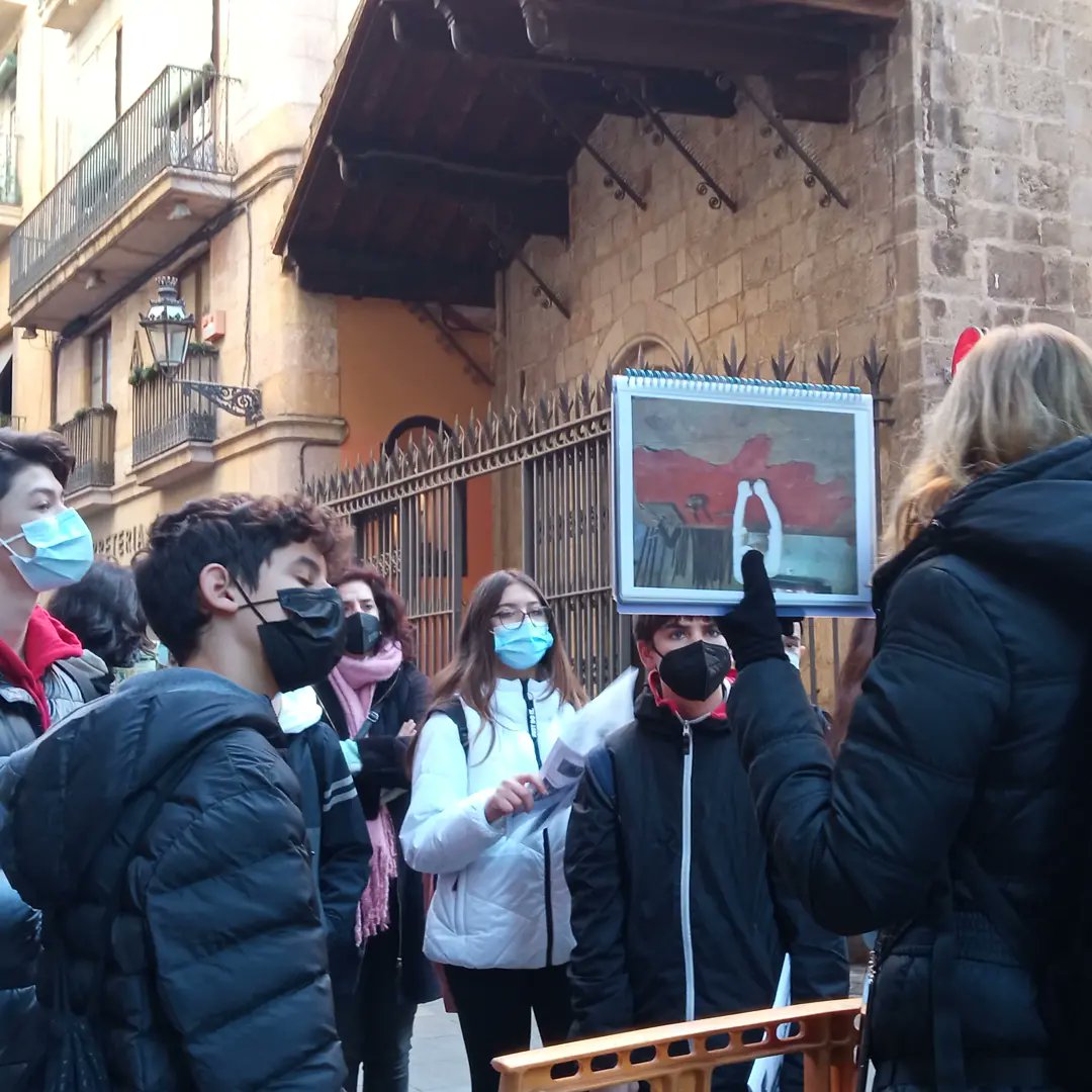 inselcalamot's tweet photo. Ahir va ser el torn dels alumnes de 2n ESO B i D amb la ruta d'art gòtic per Barcelona. Van poder gaudir d'alguns dels edificis més emblemàtics i d'una bona passejada pels carrers de Ciutat Vella. #ESOCalamot #ABP #aprenentatgeperprojectes #projectesambits #projectes #aprenemfent https://t.co/ubOHoLUKUv