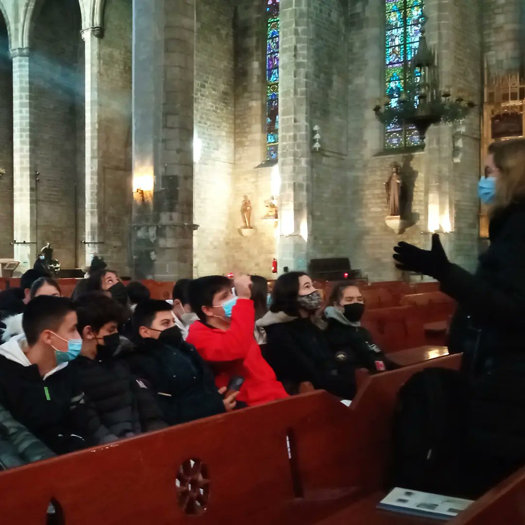 inselcalamot's tweet photo. Ahir va ser el torn dels alumnes de 2n ESO B i D amb la ruta d'art gòtic per Barcelona. Van poder gaudir d'alguns dels edificis més emblemàtics i d'una bona passejada pels carrers de Ciutat Vella. #ESOCalamot #ABP #aprenentatgeperprojectes #projectesambits #projectes #aprenemfent https://t.co/ubOHoLUKUv