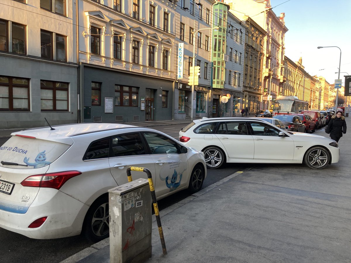 Když v (nelegální) řadě podélného stání zůstane jen mezera na vjezd, ale ty stejně potřebuješ vyložit babičku, rodící ženu a dva pytle cementu... #brnopesky