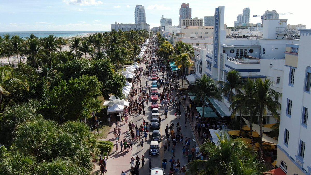 OfficialJoelF's tweet photo. #ArtDecoWeekend kicks off Friday! It's a free festival featuring a classic car show, architectural tours, sketch walks, films, music and more ๐ดโ๏ธ
https://t.co/ROy5h26p5E https://t.co/YSSqam183d