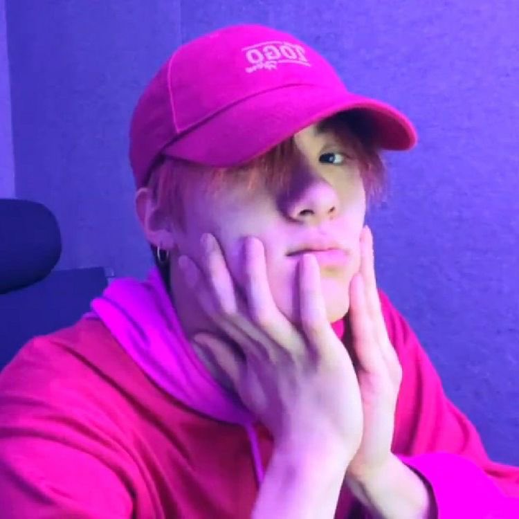 pink is his color #ericsohn #theboyz #tbz #에릭 #더보이즈