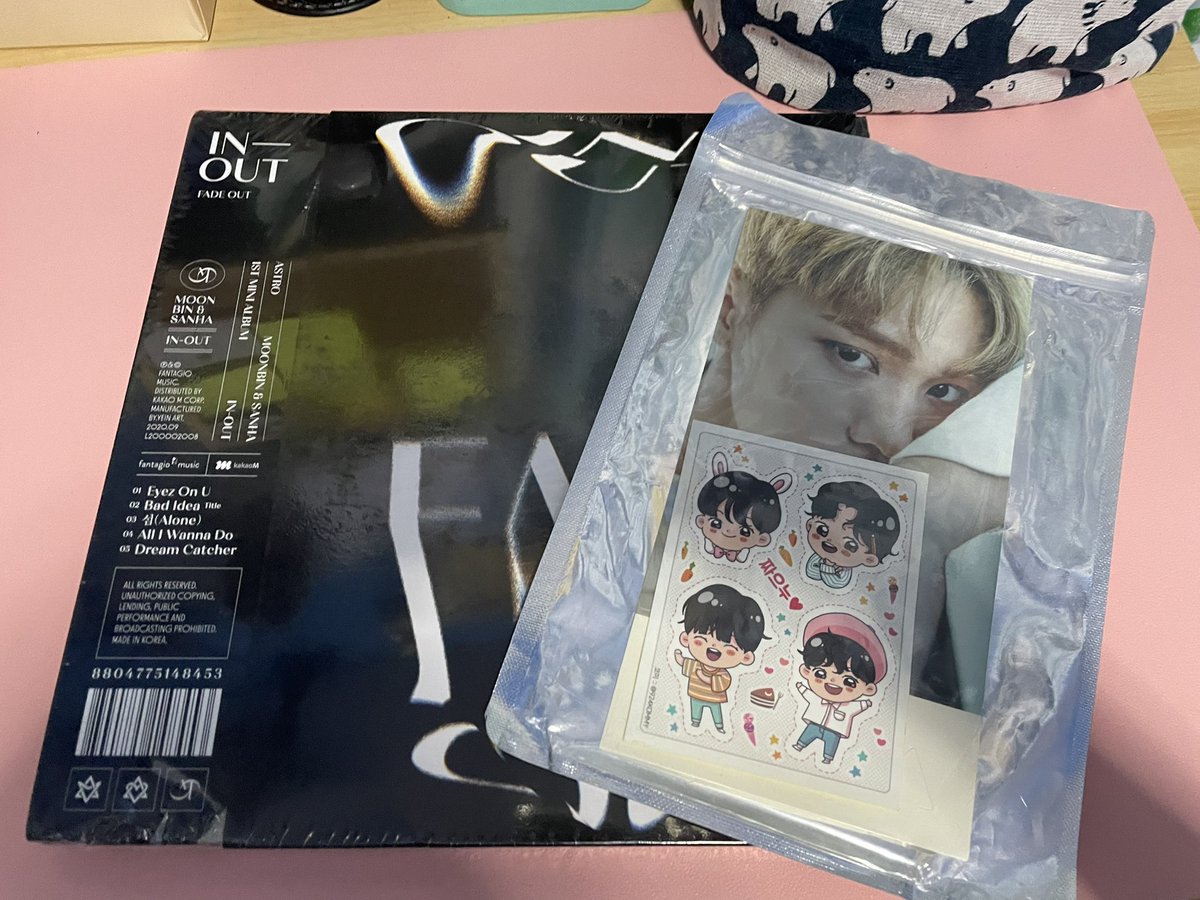 astr_ticons's tweet photo. this arrived yesterday day during my ol class hours, and i was able to do an unboxing in the middle of my class🙈😆 thank you @Astro_shoppe for a smooth transaction and for the wonderful freebies!!✨till next time👋🏻 https://t.co/yznwYva0u4