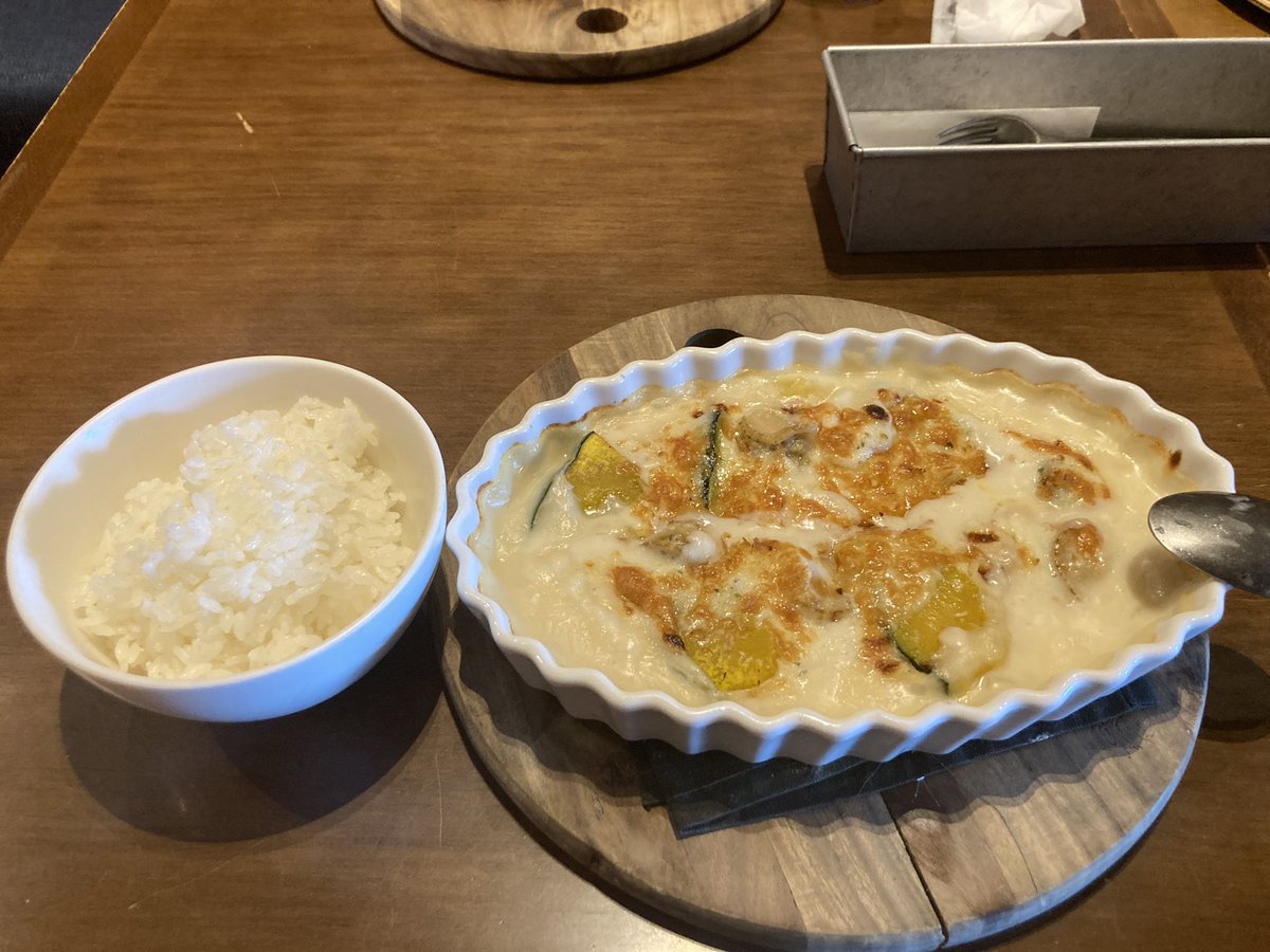 YATUMETAL's tweet photo. 今日のお昼は大名古屋ビルヂングの #yult でかぼちゃとホタテのペンネグラタンとちっこいパン8コと抹茶とティラミスのパンケーキジャスティス！！パンも何かも美味しかったヽ(*＾ω＾*)ﾉ #名駅ランチ #名古屋駅 #グルメ https://t.co/g9yc85q81K