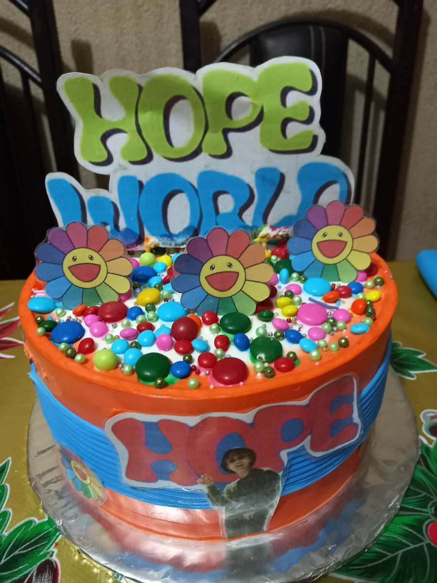 KGLS_KLDS's tweet photo. Celebrando mis 27 años con un toque del HOPE WORLD 💜 

#JHope #HopeWorld https://t.co/c02bqXUZdc