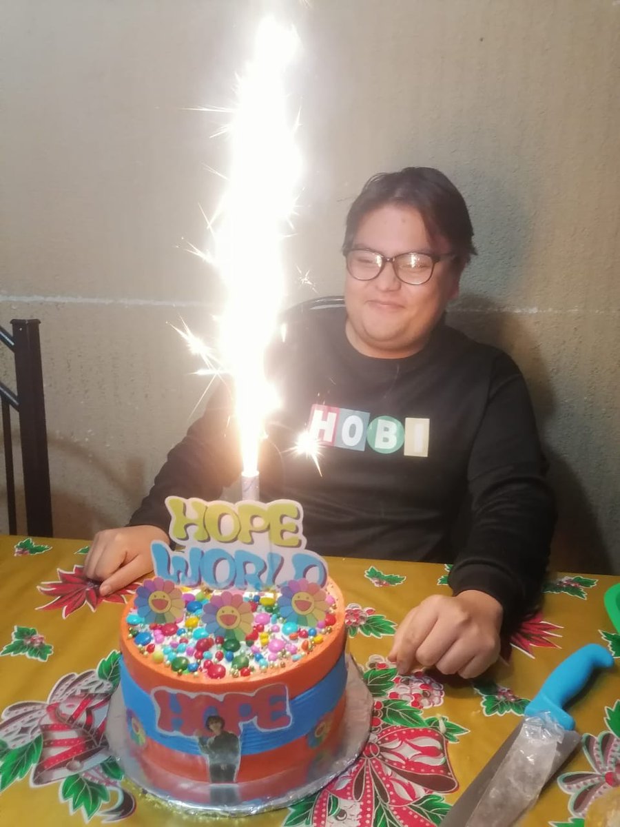 KGLS_KLDS's tweet photo. Celebrando mis 27 años con un toque del HOPE WORLD 💜 

#JHope #HopeWorld https://t.co/c02bqXUZdc