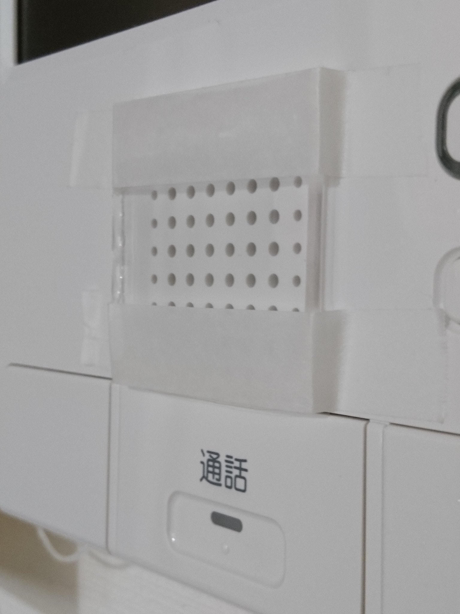 ほっぺ 1y1m Kyoukaramozutto 前にtwitterで見かけて 写真のようにして音を小さく しています 百均で地震対策用の滑り止めのシートを買ってきて インターホンに貼り付け 音量の設定も最小に これなら雑音程度の音です うちの場合は配達に気づかず放置