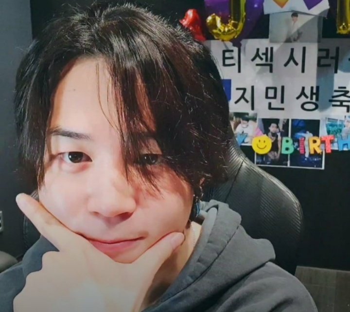 wenn_024's tweet photo. @armyslifejikook Un hermoso Γ‘ngelπ₯Ίπ
#JIMIN #BUSANPRIDE https://t.co/3hAvqz1dy2