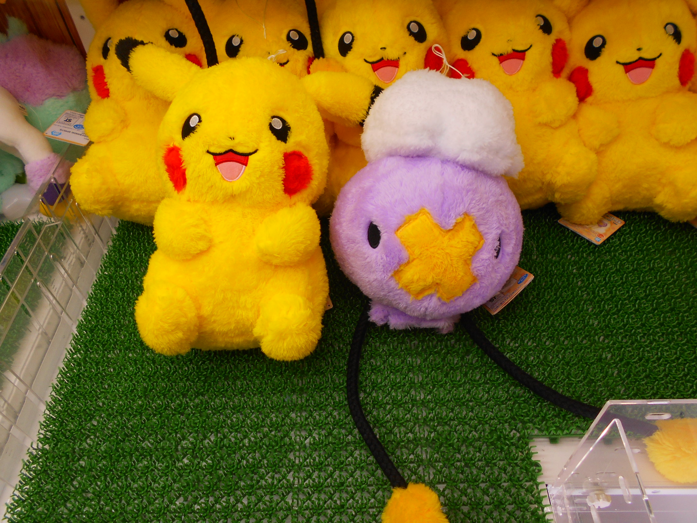 タイトーfステーション ヨドバシ博多店 ポケットモンスター ほっこりいやされ でっかいぬいぐるみ ピカチュウ フワンテ ふわふわな手触りで癒される ほっこりいやされ シリーズから ピカチュウ フワンテのでっかいぬいぐるみが登場 T Co