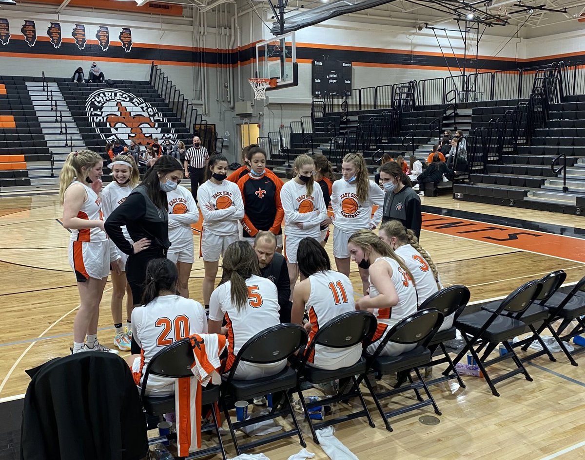 vitkus_kathy's tweet photo. So proud of these girls! Great effort tonight🏀⚜️💜⁦@STCGirlsBball⁩ ⁦@HannahVitkus985⁩ https://t.co/eYMPeXVP7Z