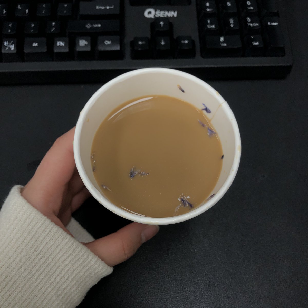 ลองเมนูมกราของสตาร์บัคส์เกาหรี lavender beige oat latte สภาพเหมือนมียุงตายในแก้ว กลิ่นเหมือนห้องน้ำหอมๆ