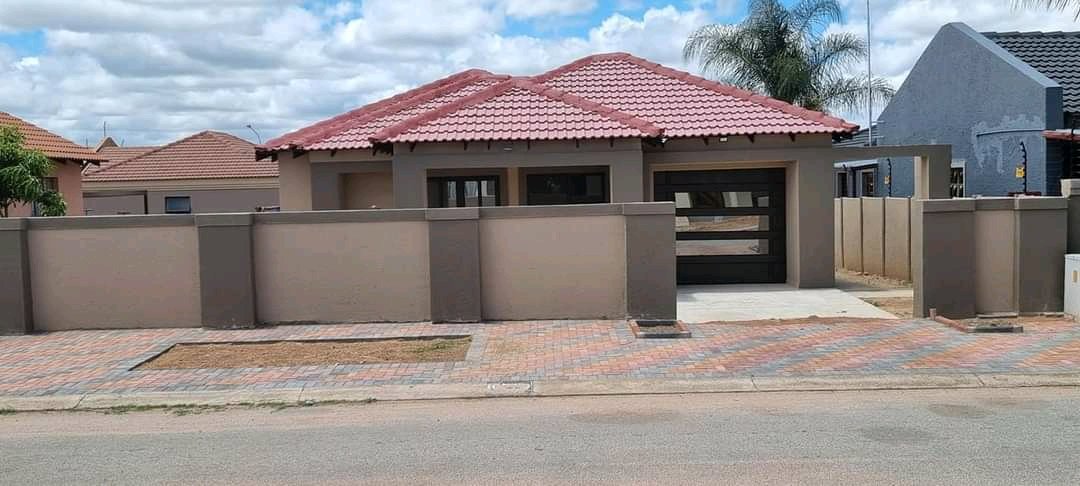 JN_Legodi's tweet photo. Property Sale Alert.
Mahlasedi Park Polokwane
Please contact me on 0791333744
3 Bedrooms
2 Bathrooms 
Kitchen 
Lounge 
Single Garage
#prpertysale
#JobSeekersSA 
#casspernyovest 
#StateCaptureReport 
#Trending https://t.co/zP4jhKwo75