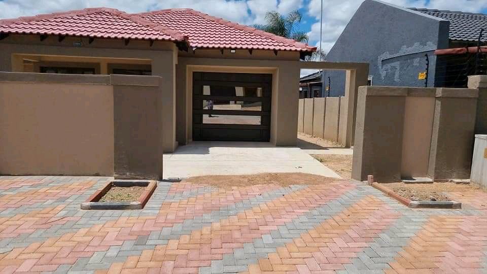 JN_Legodi's tweet photo. Property Sale Alert.
Mahlasedi Park Polokwane
Please contact me on 0791333744
3 Bedrooms
2 Bathrooms 
Kitchen 
Lounge 
Single Garage
#prpertysale
#JobSeekersSA 
#casspernyovest 
#StateCaptureReport 
#Trending https://t.co/zP4jhKwo75