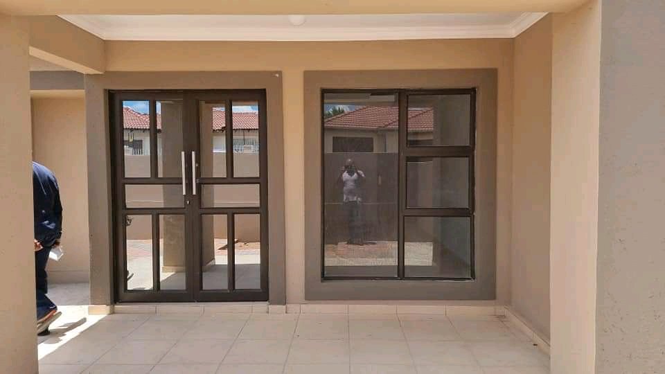 JN_Legodi's tweet photo. Property Sale Alert.
Mahlasedi Park Polokwane
Please contact me on 0791333744
3 Bedrooms
2 Bathrooms 
Kitchen 
Lounge 
Single Garage
#prpertysale
#JobSeekersSA 
#casspernyovest 
#StateCaptureReport 
#Trending https://t.co/zP4jhKwo75